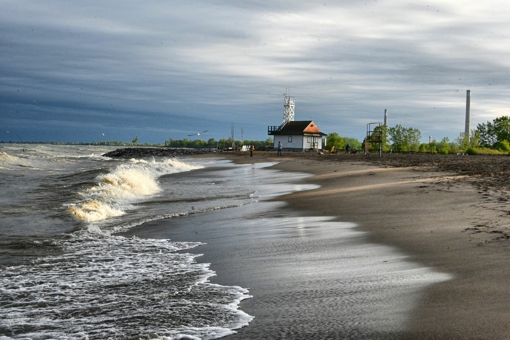 Waves at Kew Beach