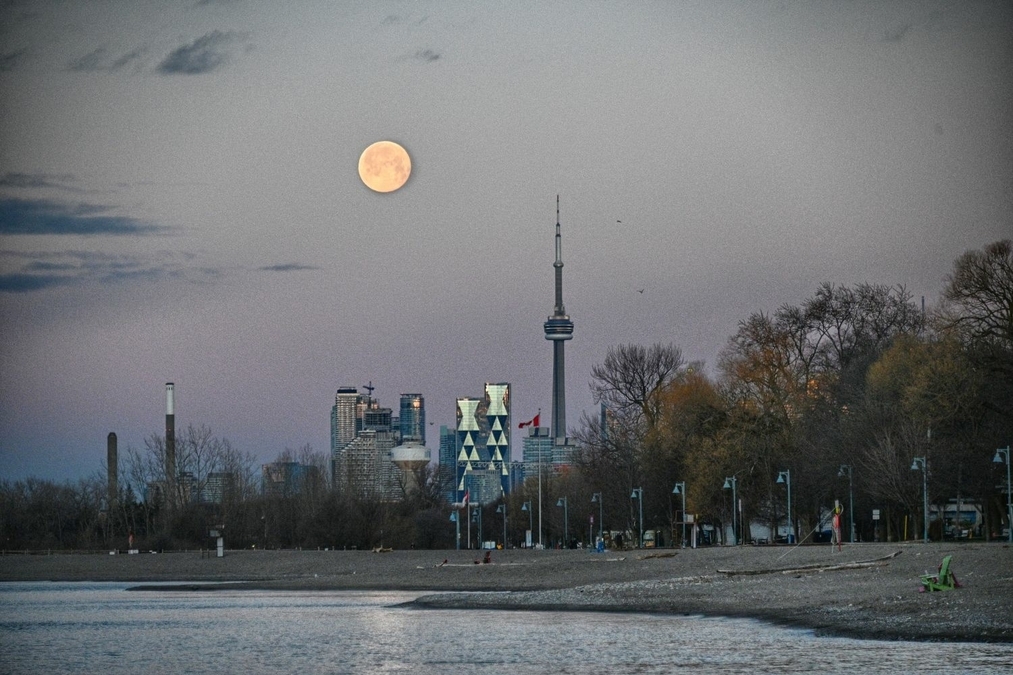 Full Moon Setting  (AAF 1492 HDR)