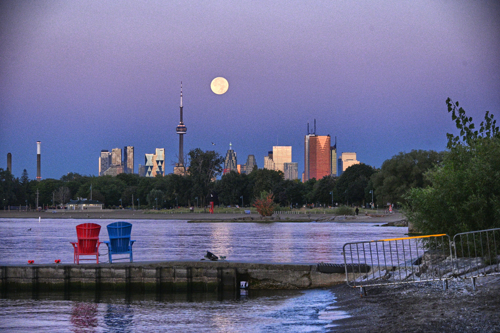 SKYLINE MOON SETTING (AAG 4993 HDR)