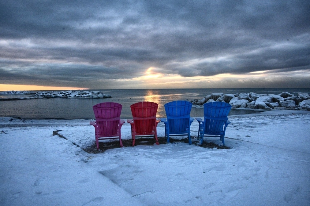 FOUR CHAIRS, NO WATING
