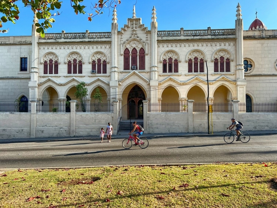 Iglesia de Santa Catalina de Siena, facing Paseo Avenue