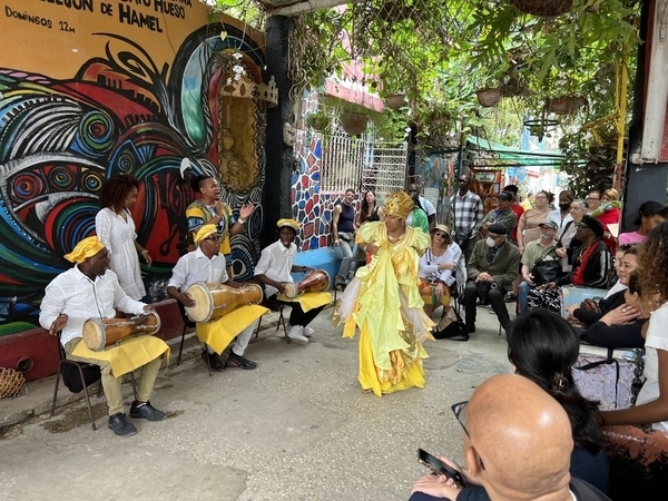 Dancers on Callejon de Hamel